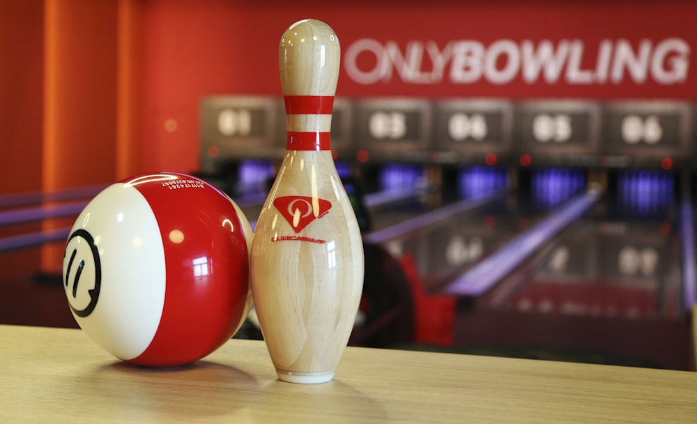 Weißer und roter Coca Cola Print Bowling Pin