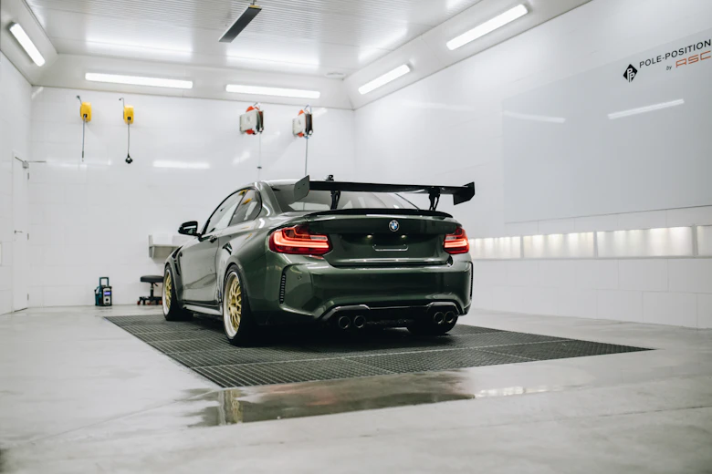 Fahrzeug in einer Parkgarage