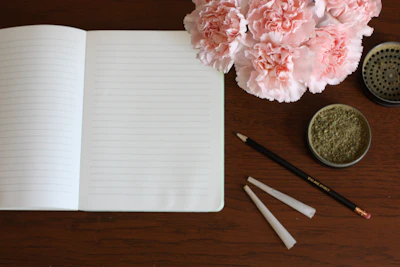 Close-up of handcrafted rolling papers and piteiras arranged neatly on a wooden table