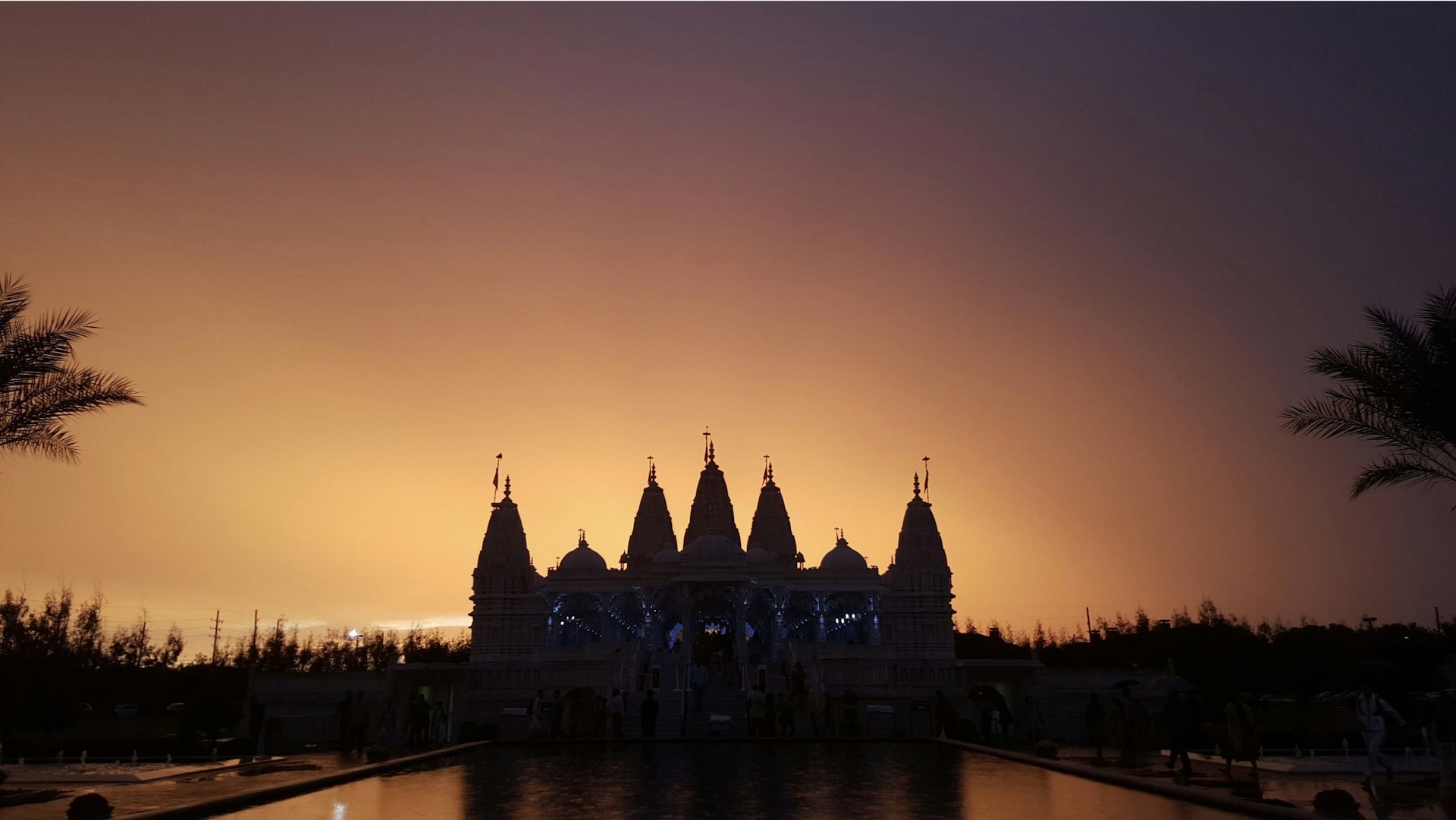 BAPS Swaminarayan Mandir at sunset