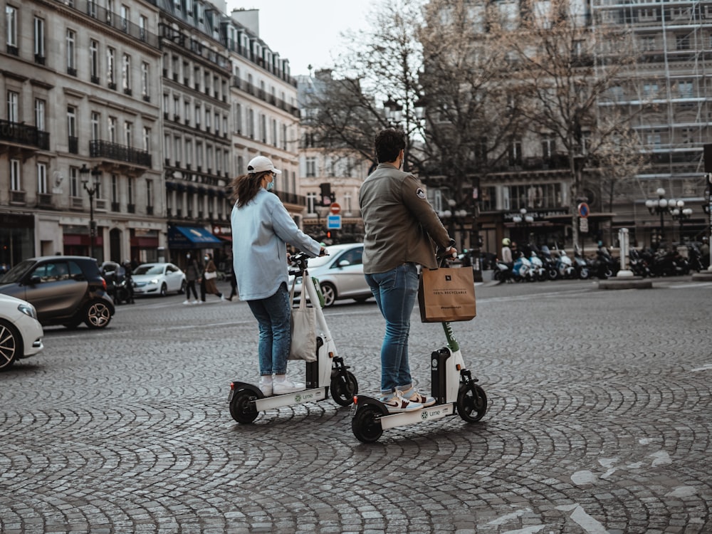 homme en chemise blanche et jean bleu tenant un chariot de supermarché noir et rouge sur près sur près sur