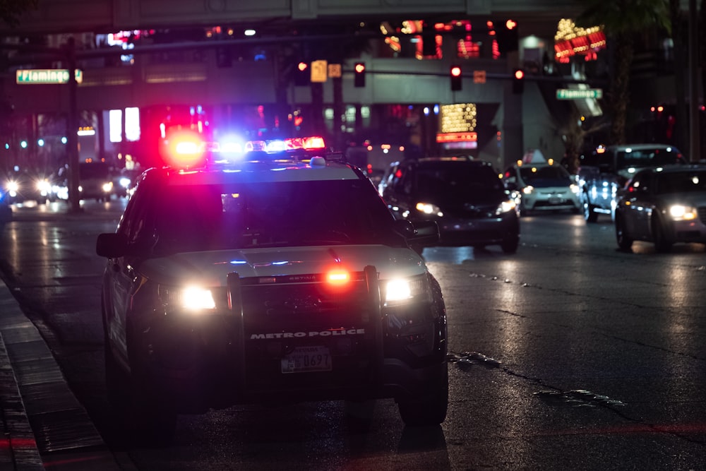 auto nera su strada durante la notte