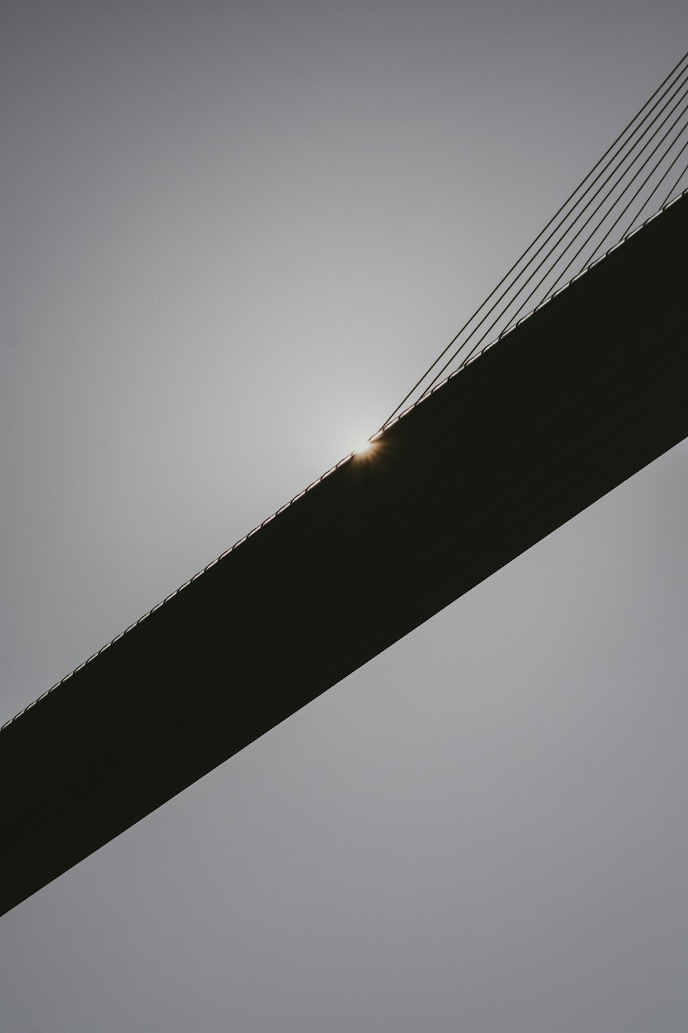 barre en métal noir sous un ciel blanc