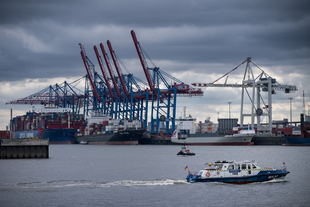 weißes und blaues Boot tagsüber auf See