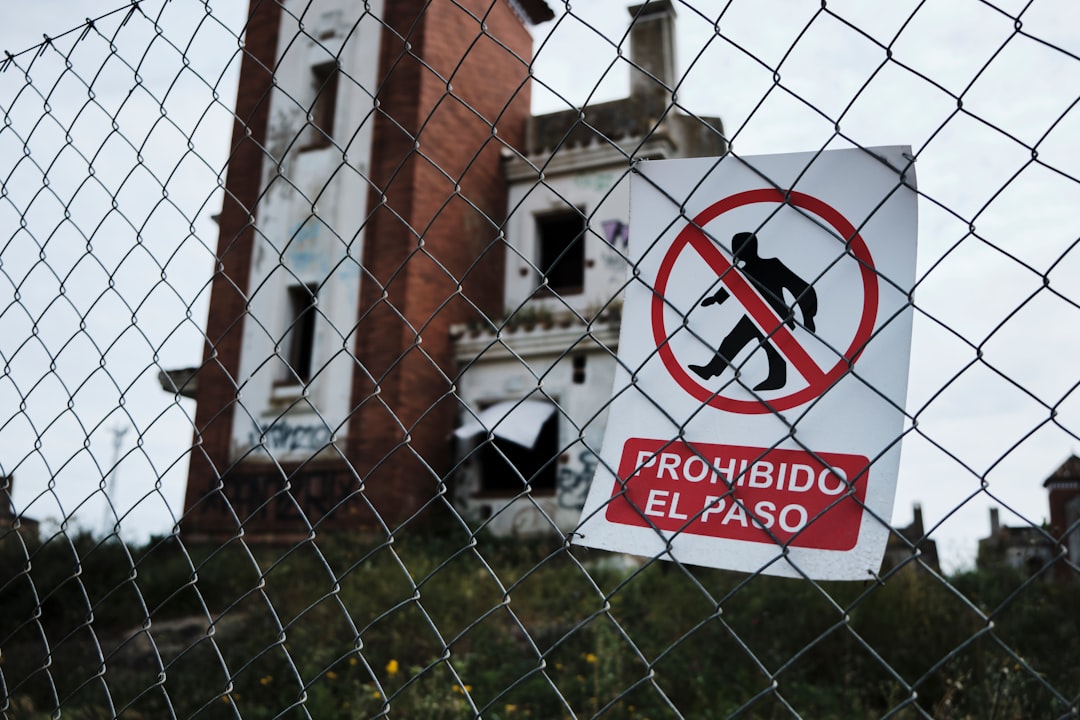 no smoking sign on gray metal fence