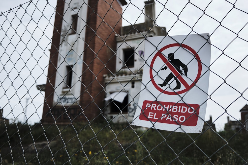 no smoking sign on gray metal fence