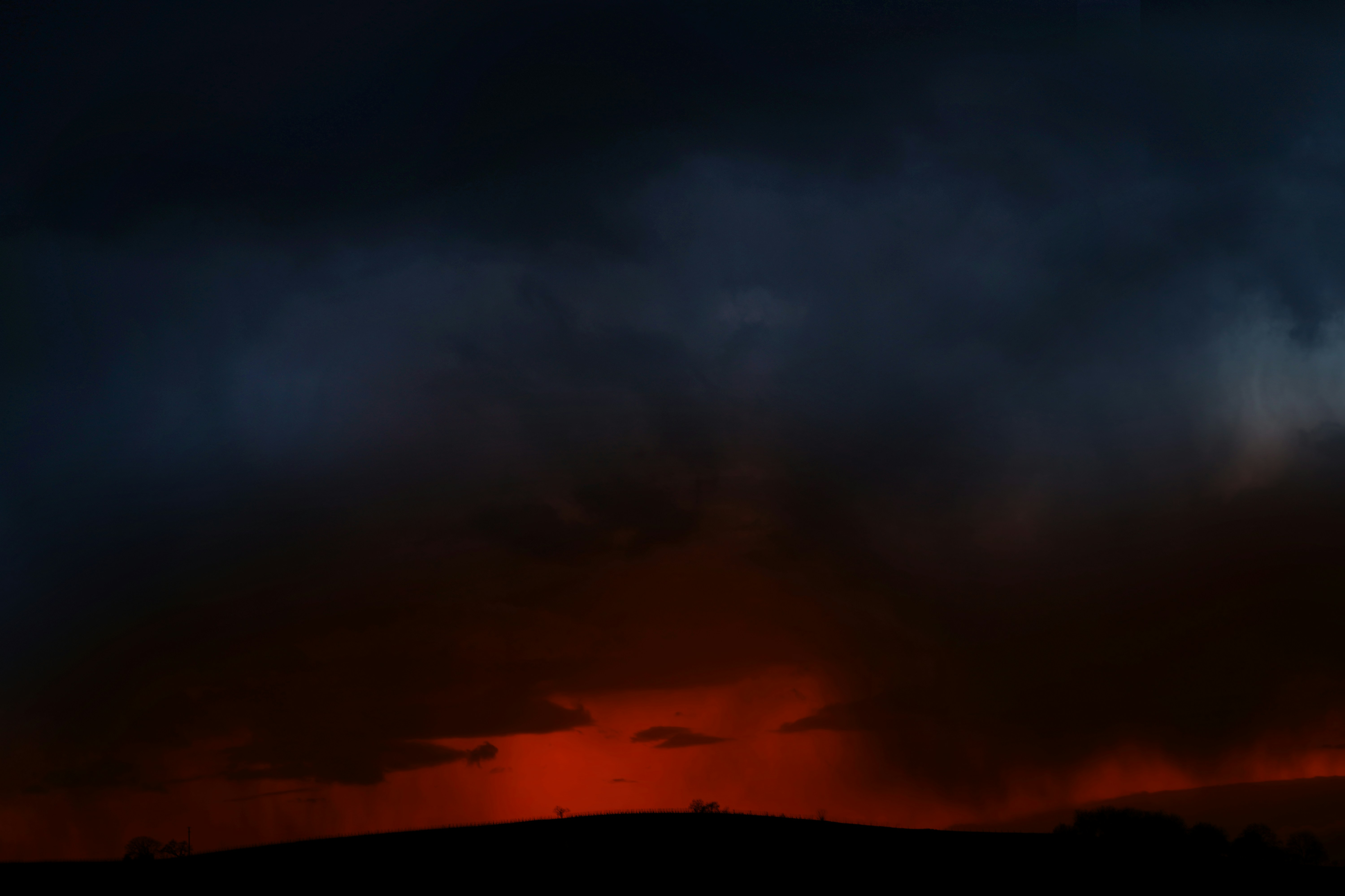 silhueta da montanha durante o pôr do sol
