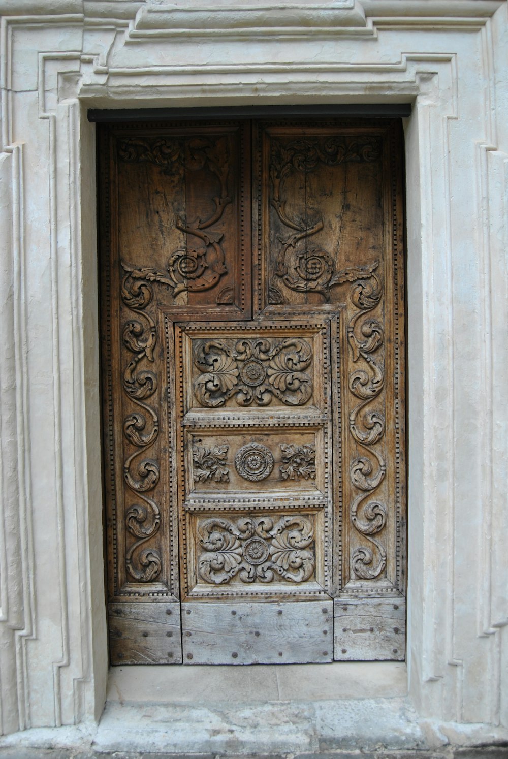 茶色のスチールドア付きの茶色の木製ドア
