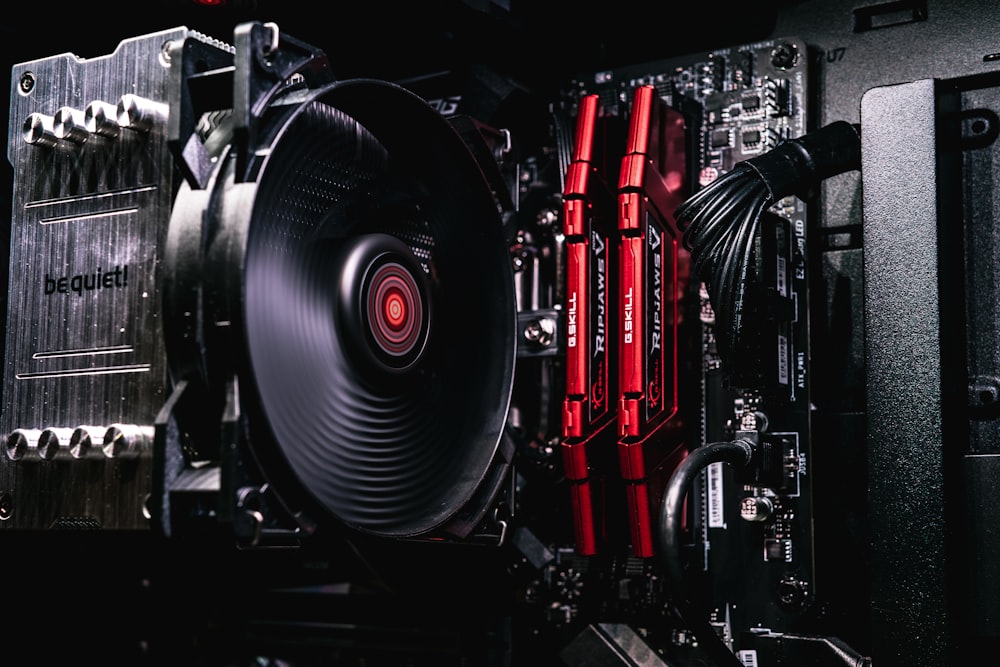 Parte de computadora negra y roja