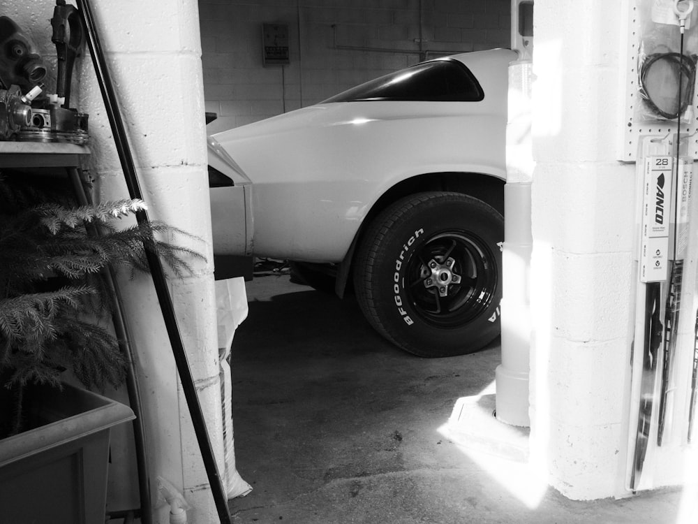 voiture blanche dans un garage