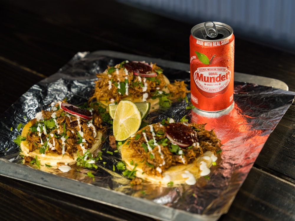 Lata de Coca Cola junto a comida cocinada