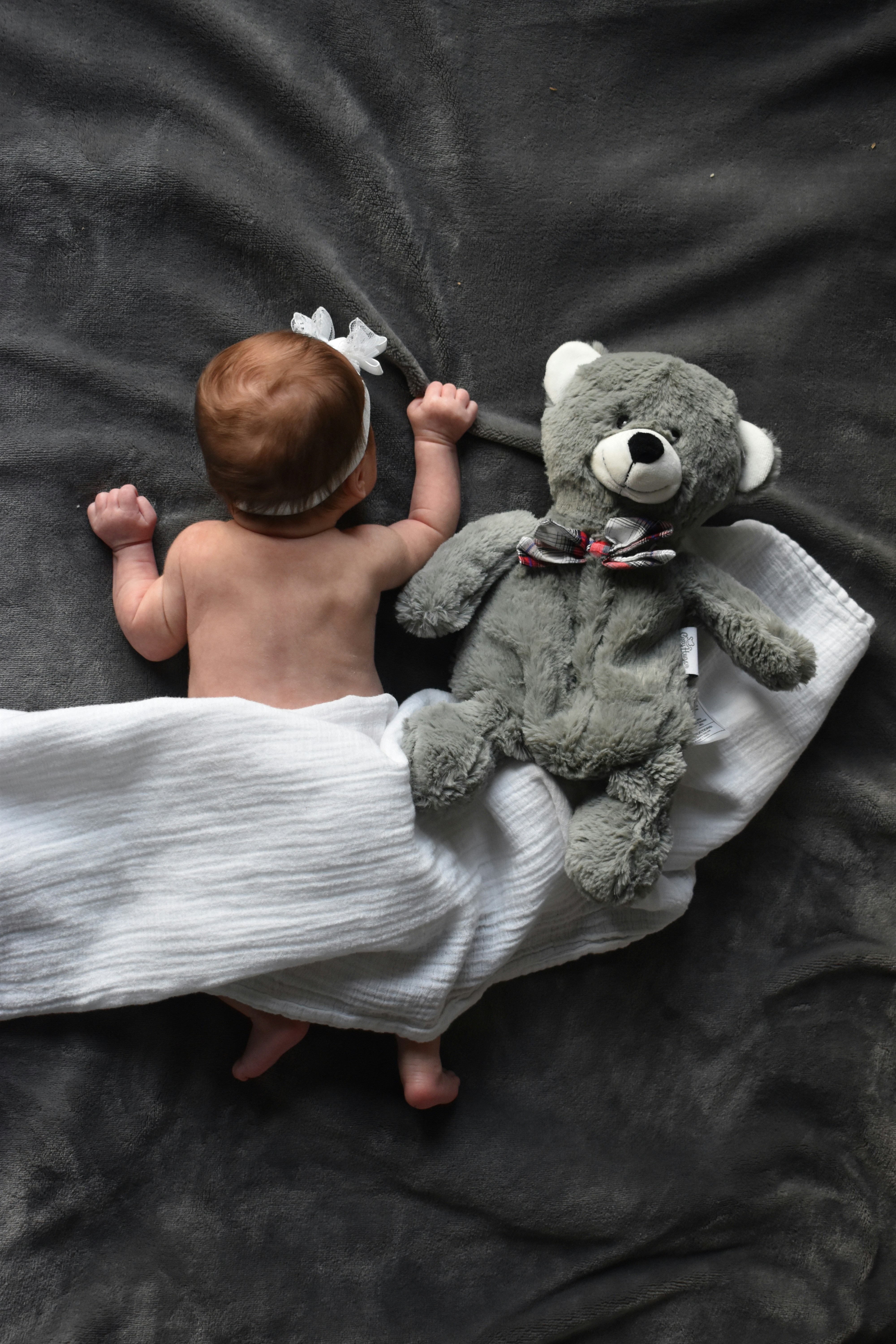 ヒグマのぬいぐるみを抱きしめる白いドレスを着た女性の写真 Unsplashで見つけるグレーの無料写真