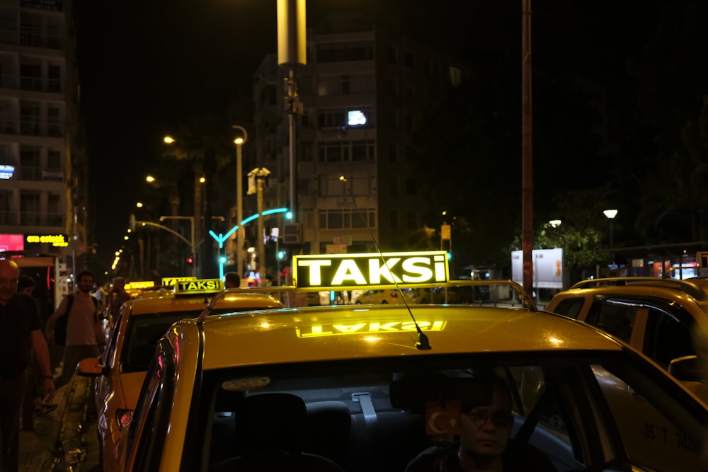Taxi amarillo en la carretera durante la noche