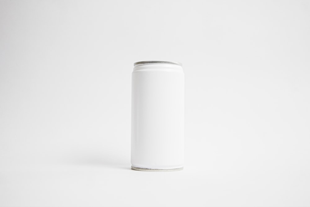 白い表面に白い円筒形の容器