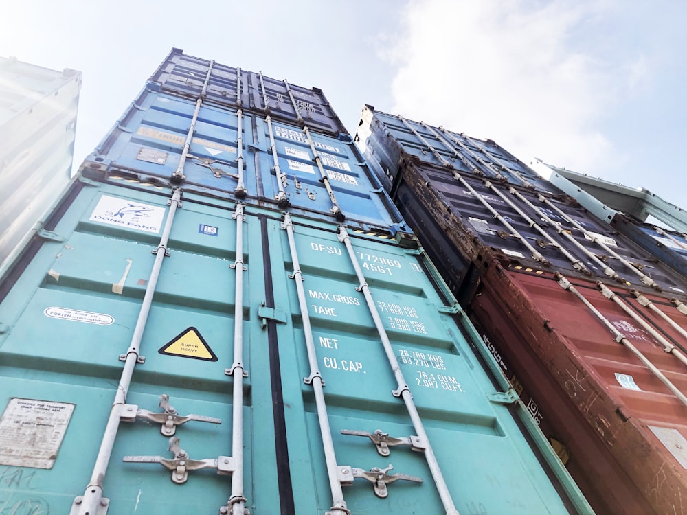 puerta de acero azul bajo nubes blancas durante el día