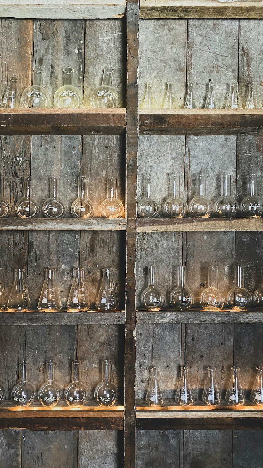 茶色の木製の棚に透明なガラス瓶