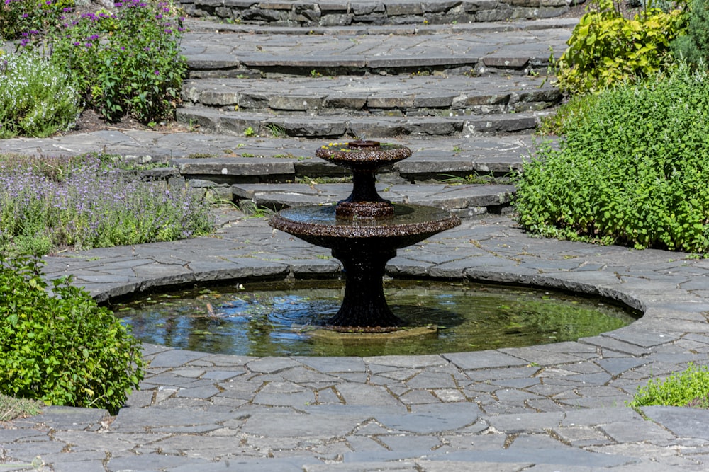 fontana d'acqua su pavimento in mattoni di cemento grigio