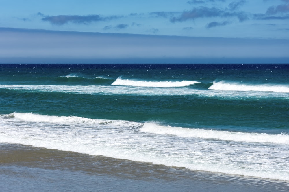 Les vagues de l’océan s’écrasent sur le rivage pendant la journée