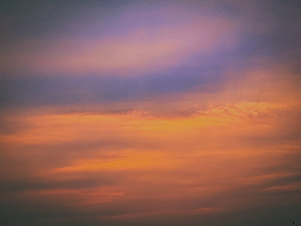 日没時のオレンジと青の曇り空