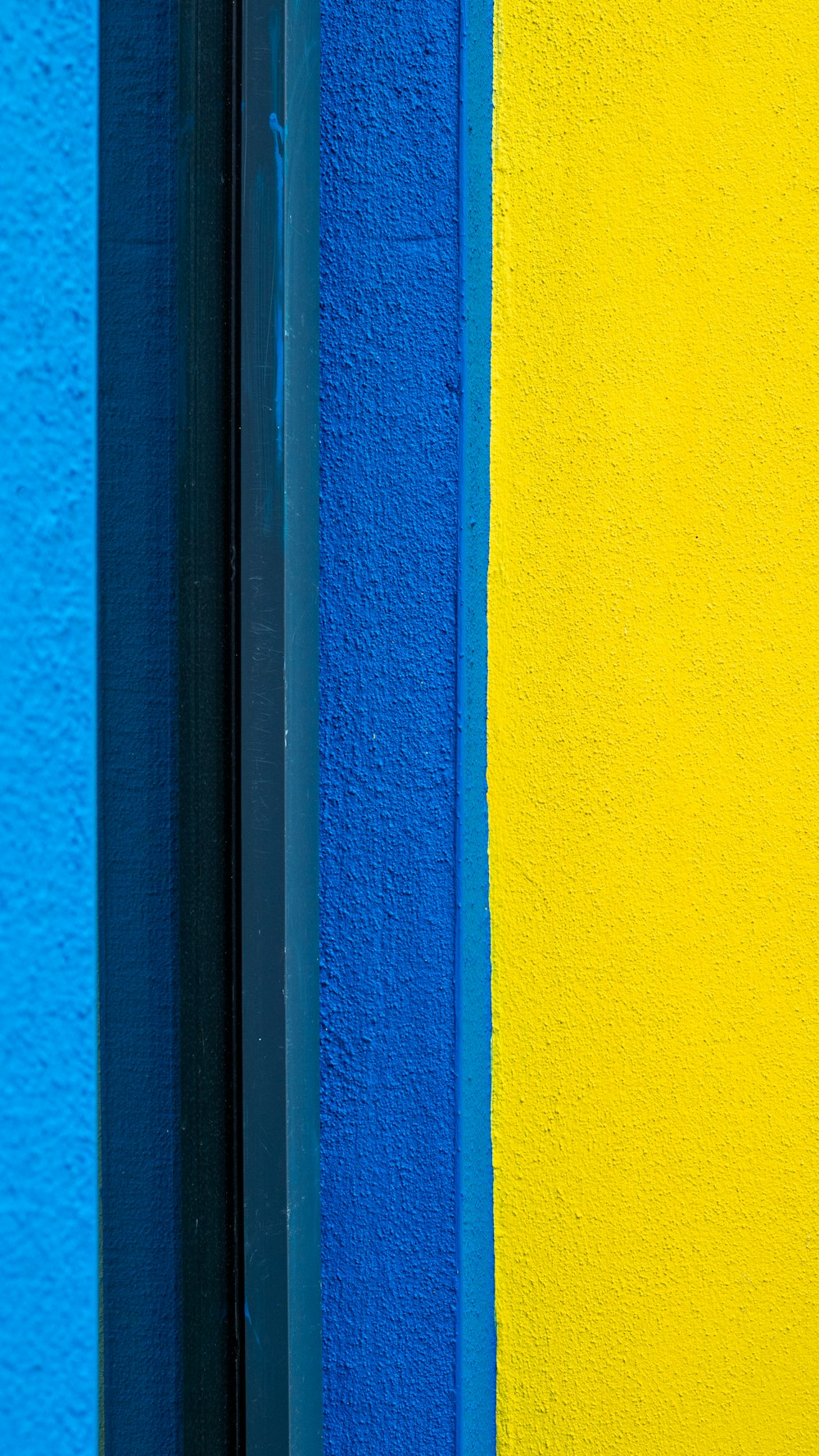 青とグレーの塗装の壁