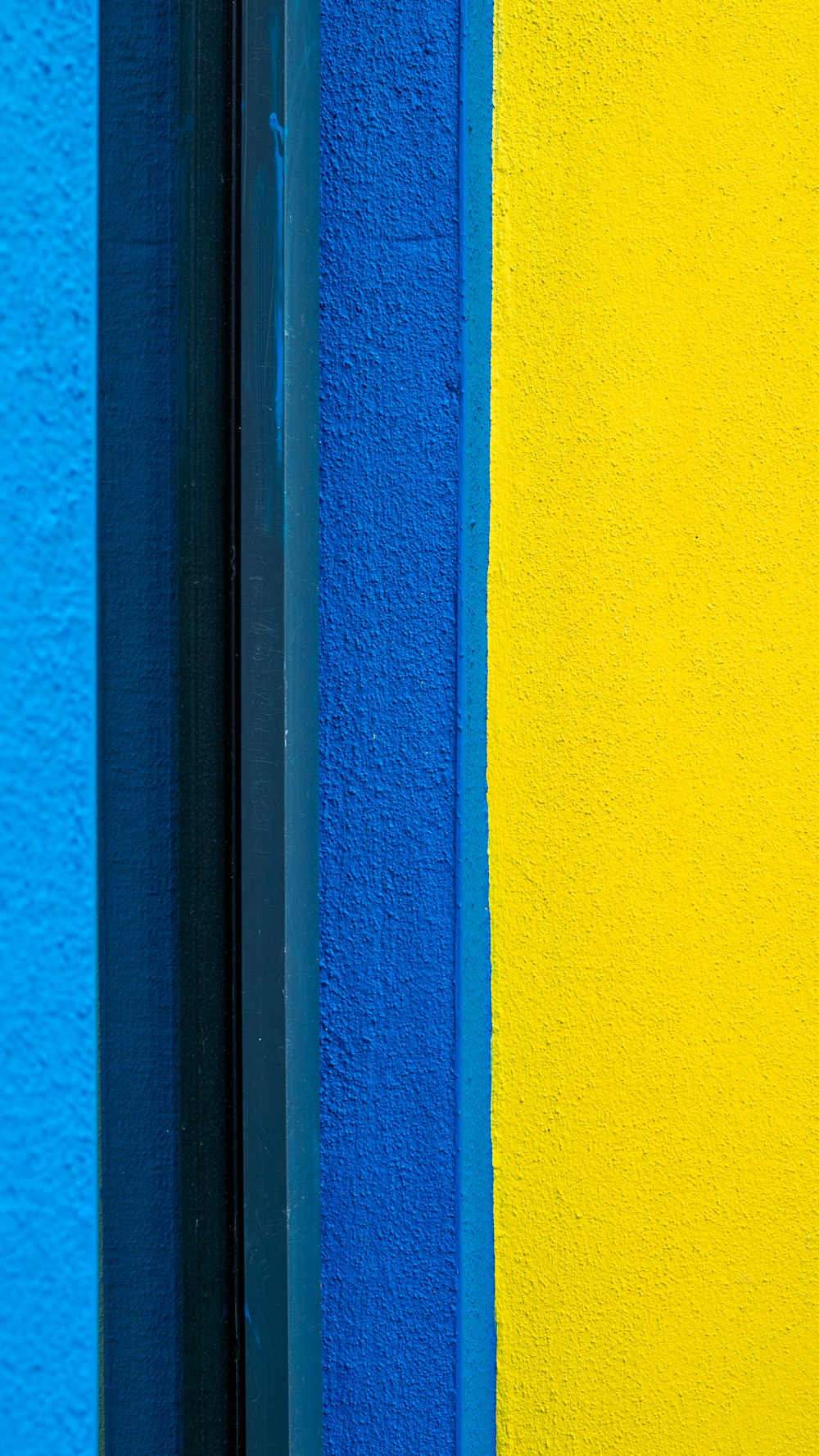 mur peint en bleu et gris