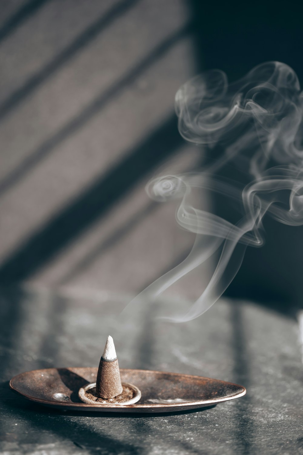 fumaça branca na mesa de madeira marrom