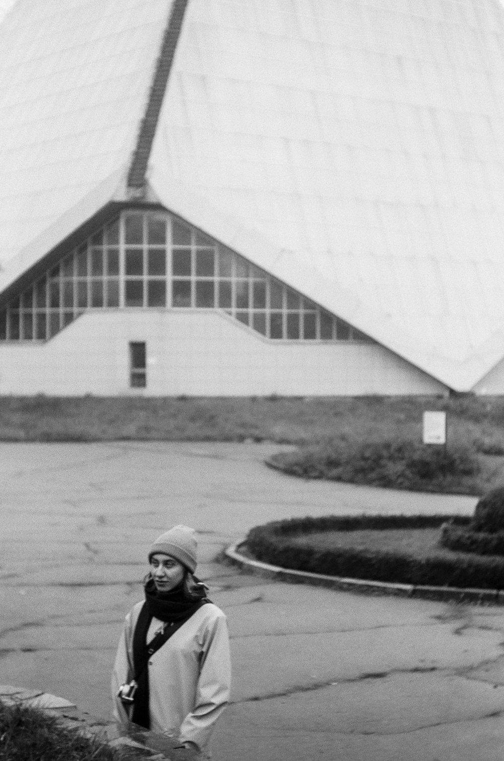 Photo en niveaux de gris d’un homme en veste noire et casque