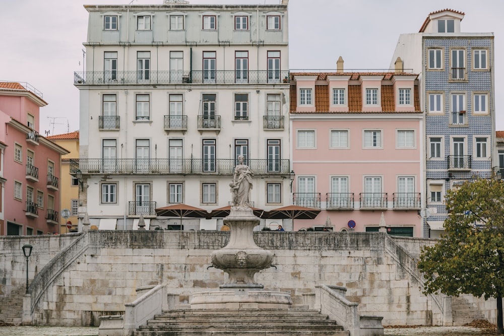 fontaine d’eau devant le bâtiment en béton blanc et brun pendant la journée