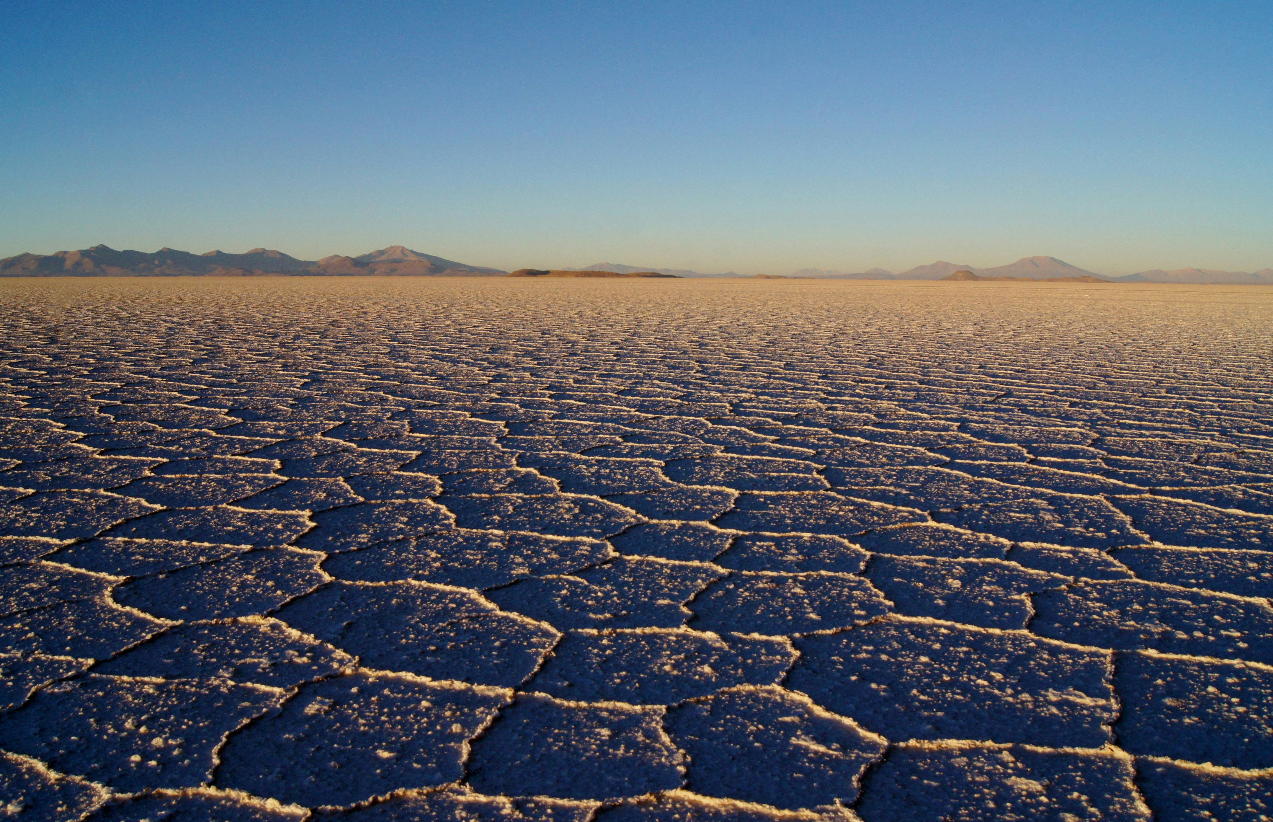 Schneebedeckter Berg unter blauem Himmel tagsüber