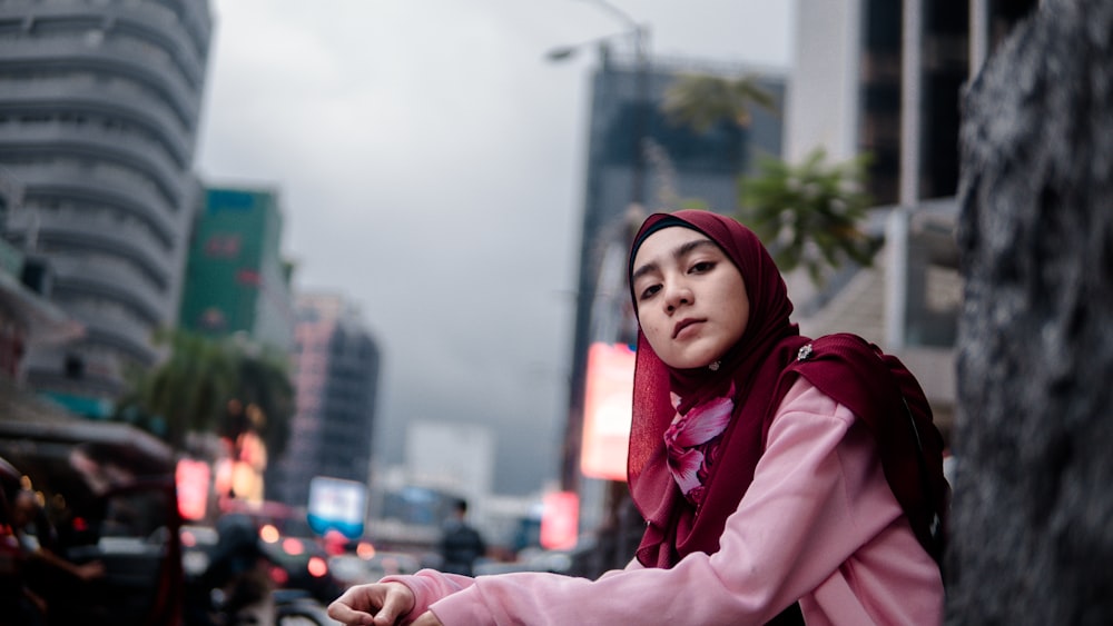 femme en hijab rose et manteau rose