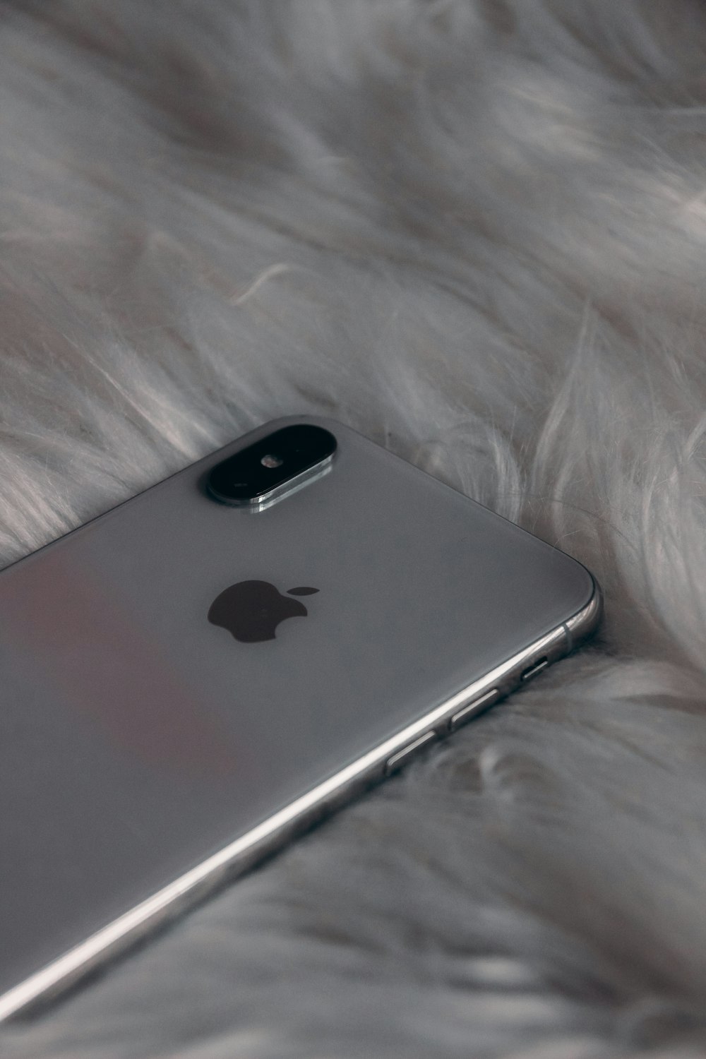 Space Grau iPhone 6 auf weißem Textil