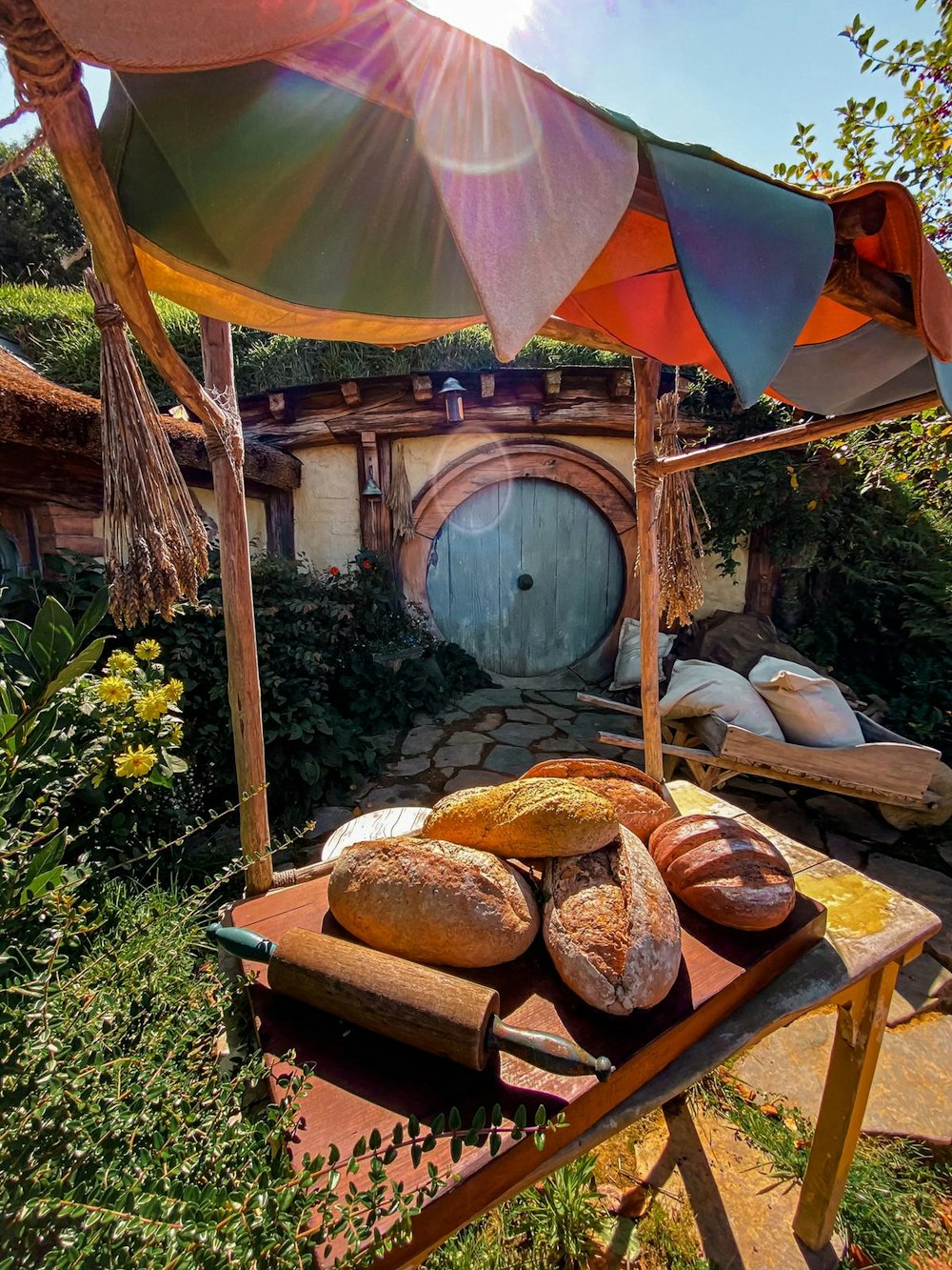 pão na bandeja de madeira marrom