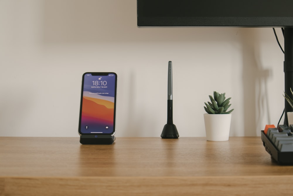Smartphone Samsung Galaxy noir sur table en bois marron