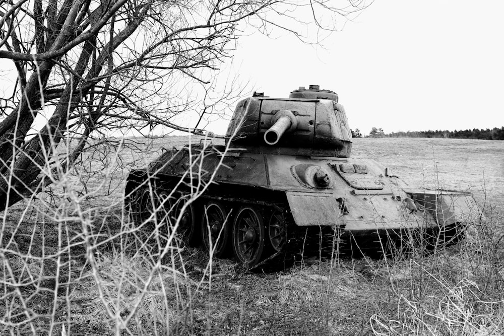 Foto en escala de grises de un tanque de batalla