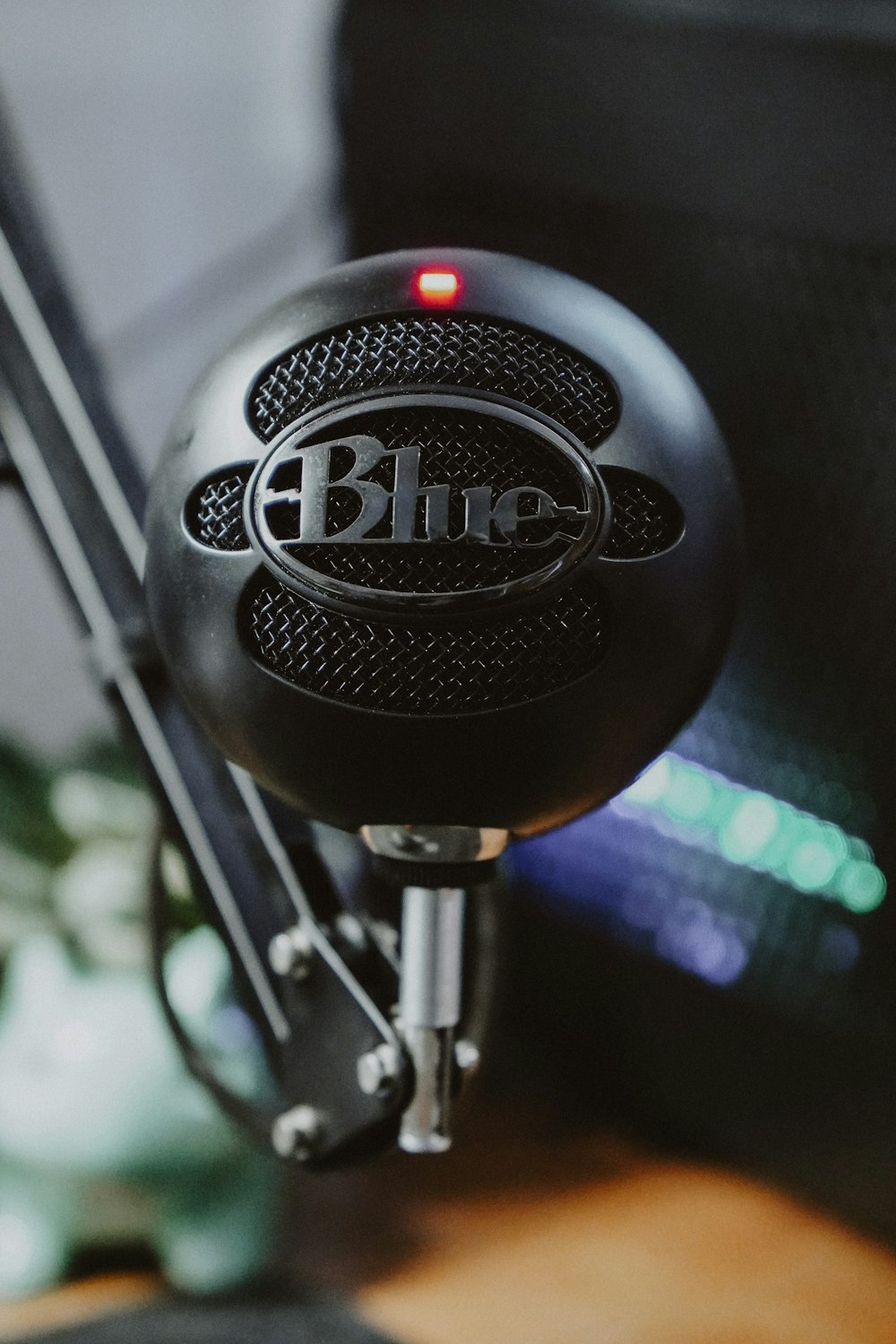 black and silver microphone on black microphone stand