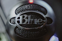 Close-up of a reporter holding a microphone with the Vértice Azul logo.