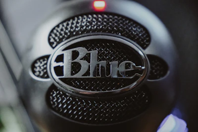 Close-up of a reporter holding a microphone with the Vértice Azul logo.