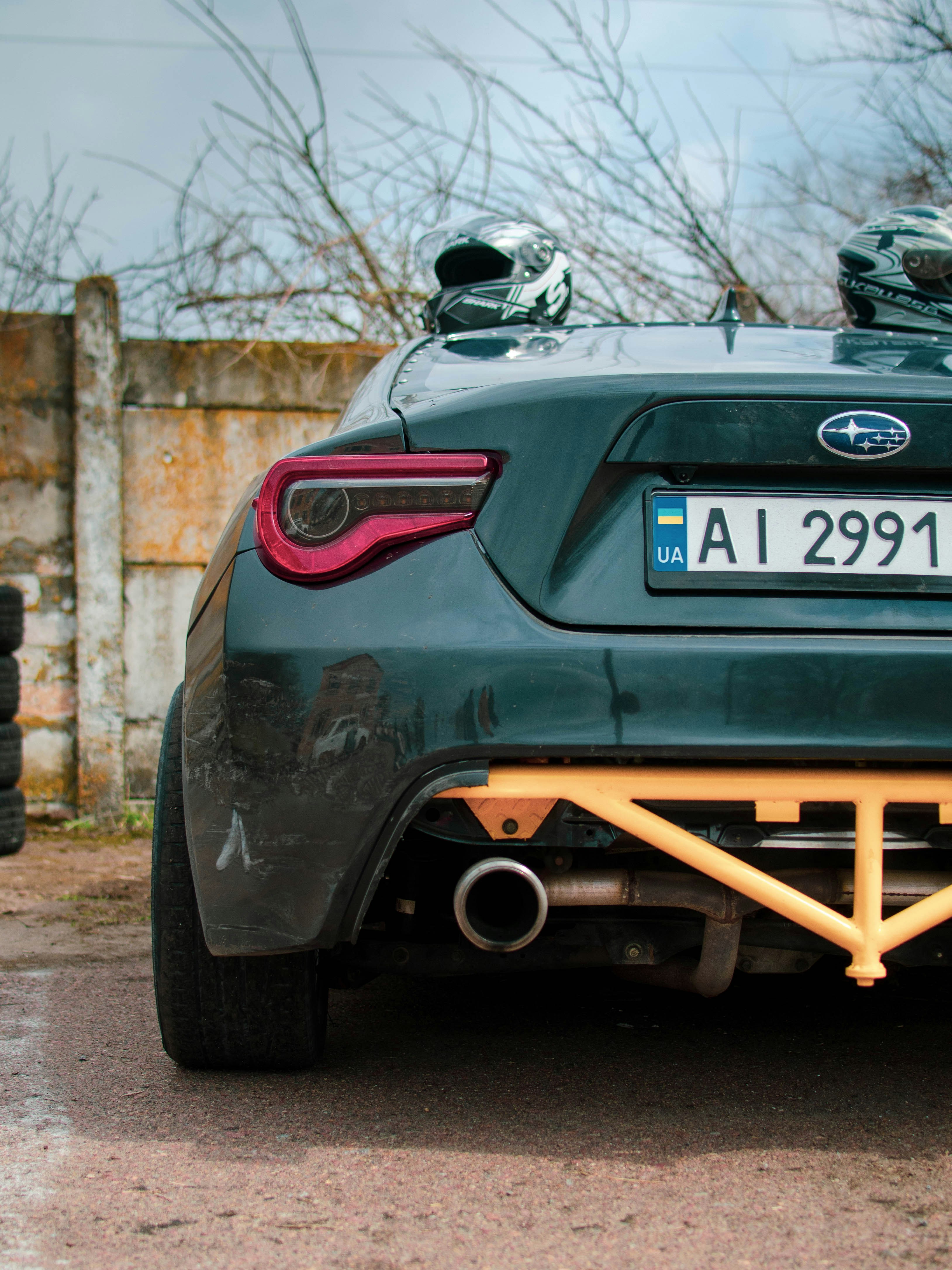 昼間の道路上の黒と茶色の車の写真 Unsplashで見つける車の無料写真