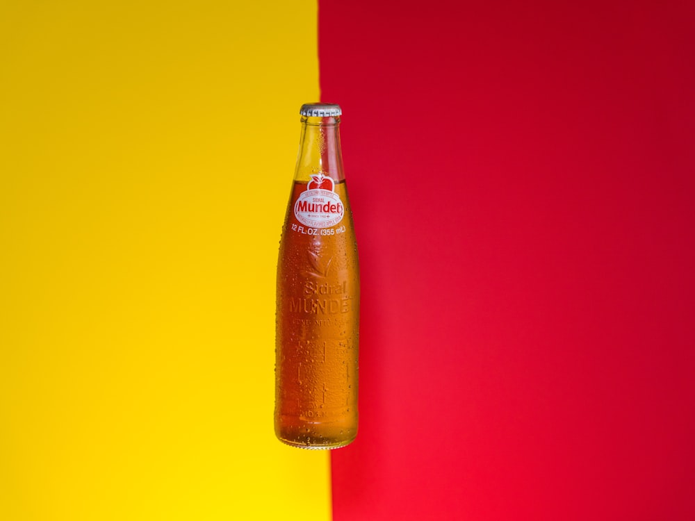 liquide orange dans une bouteille en verre transparent