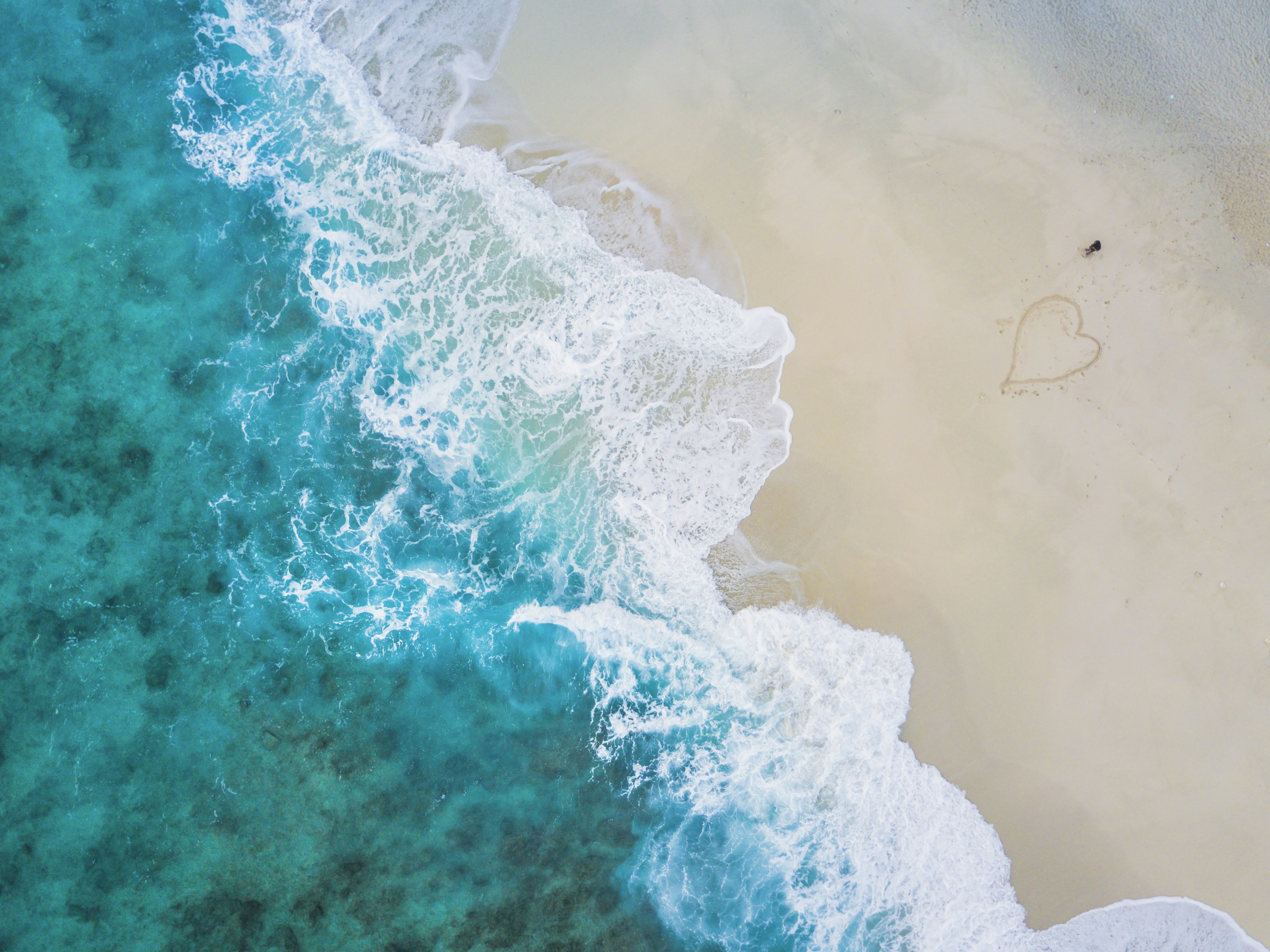 昼間に海岸に打ち寄せる海の波の写真 Unsplashで見つける愛の無料写真