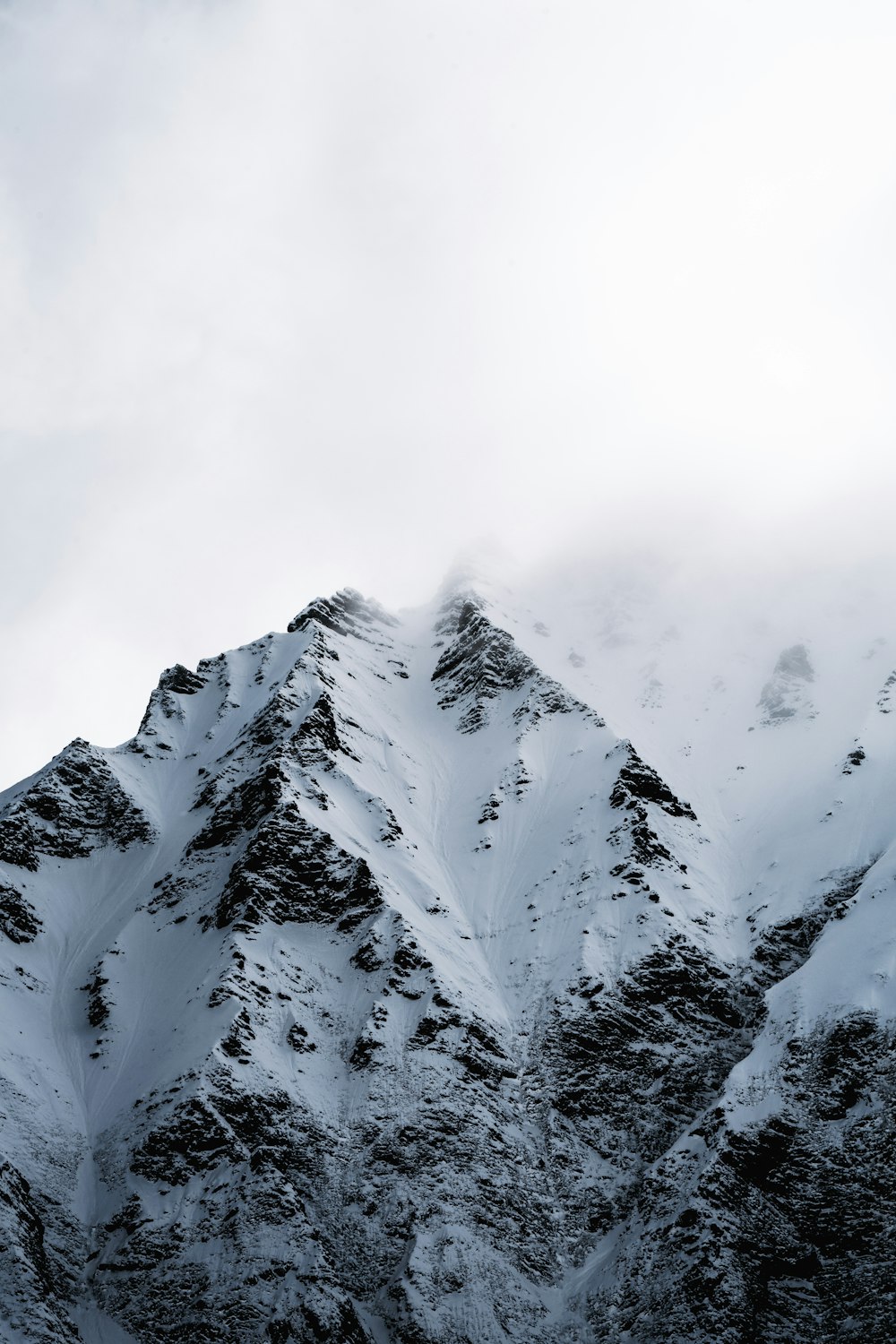 montagna innevata durante il giorno