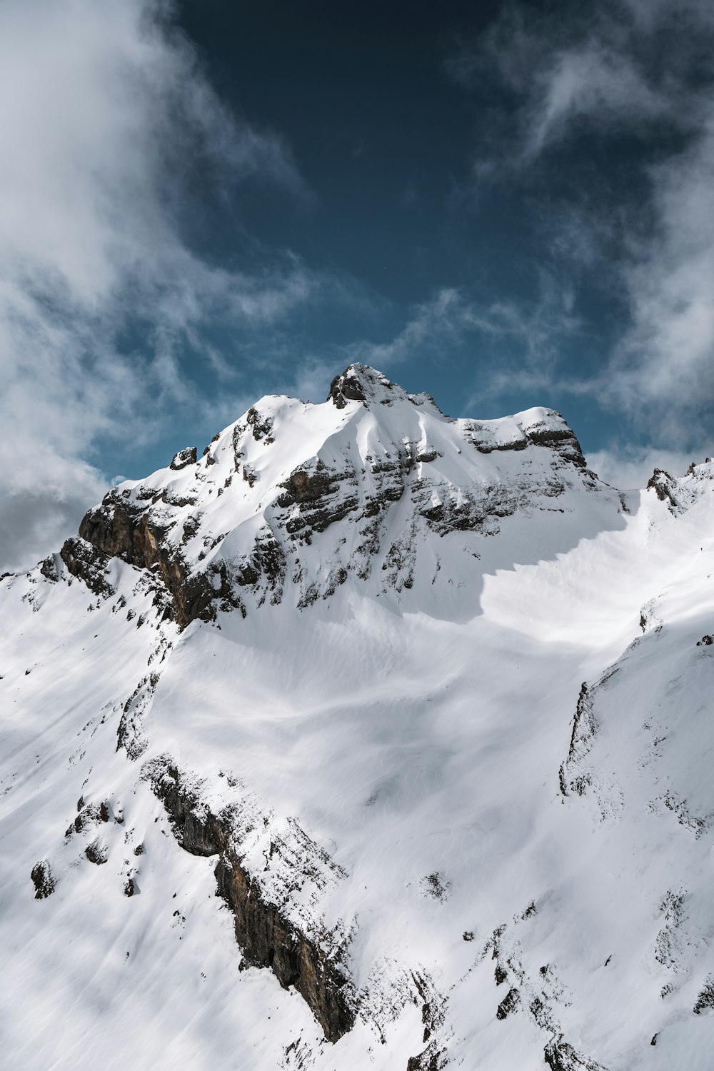 Schneebedeckter Berg unter blauem Himmel tagsüber