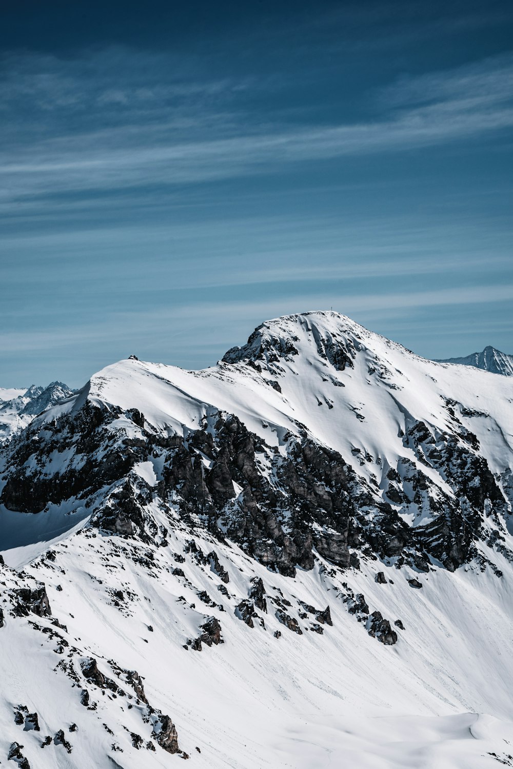 Schneebedeckter Berg unter blauem Himmel tagsüber