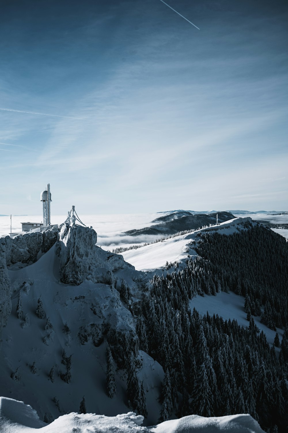 Torre blanca en suelo cubierto de nieve durante el día