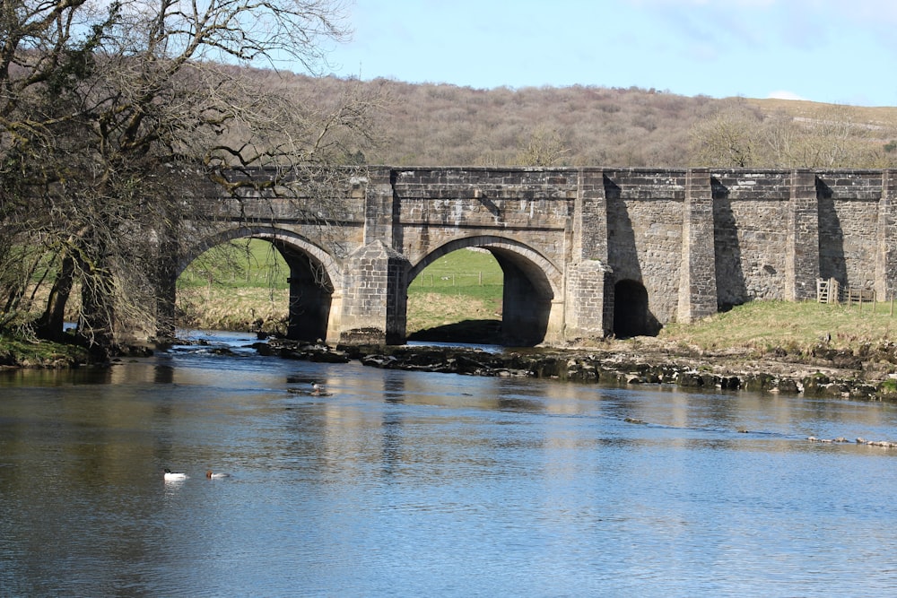 Pont en béton gris au-dessus de la rivière pendant la journée