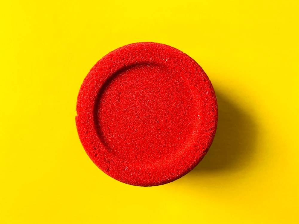 黄色の表面に赤い丸いプレート