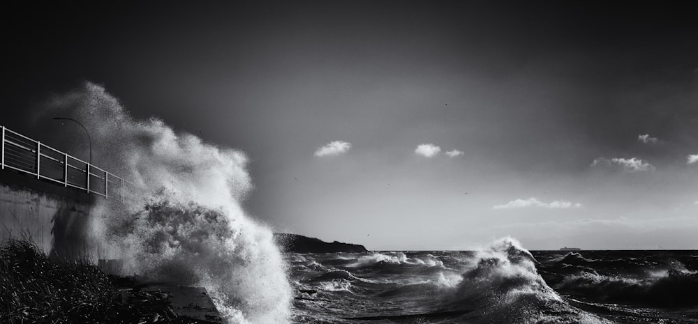 Photo en niveaux de gris des vagues de l’océan