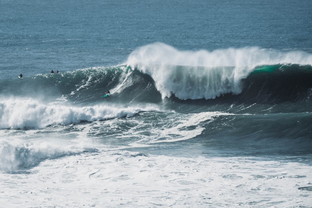 ocean waves crashing on shore during daytime