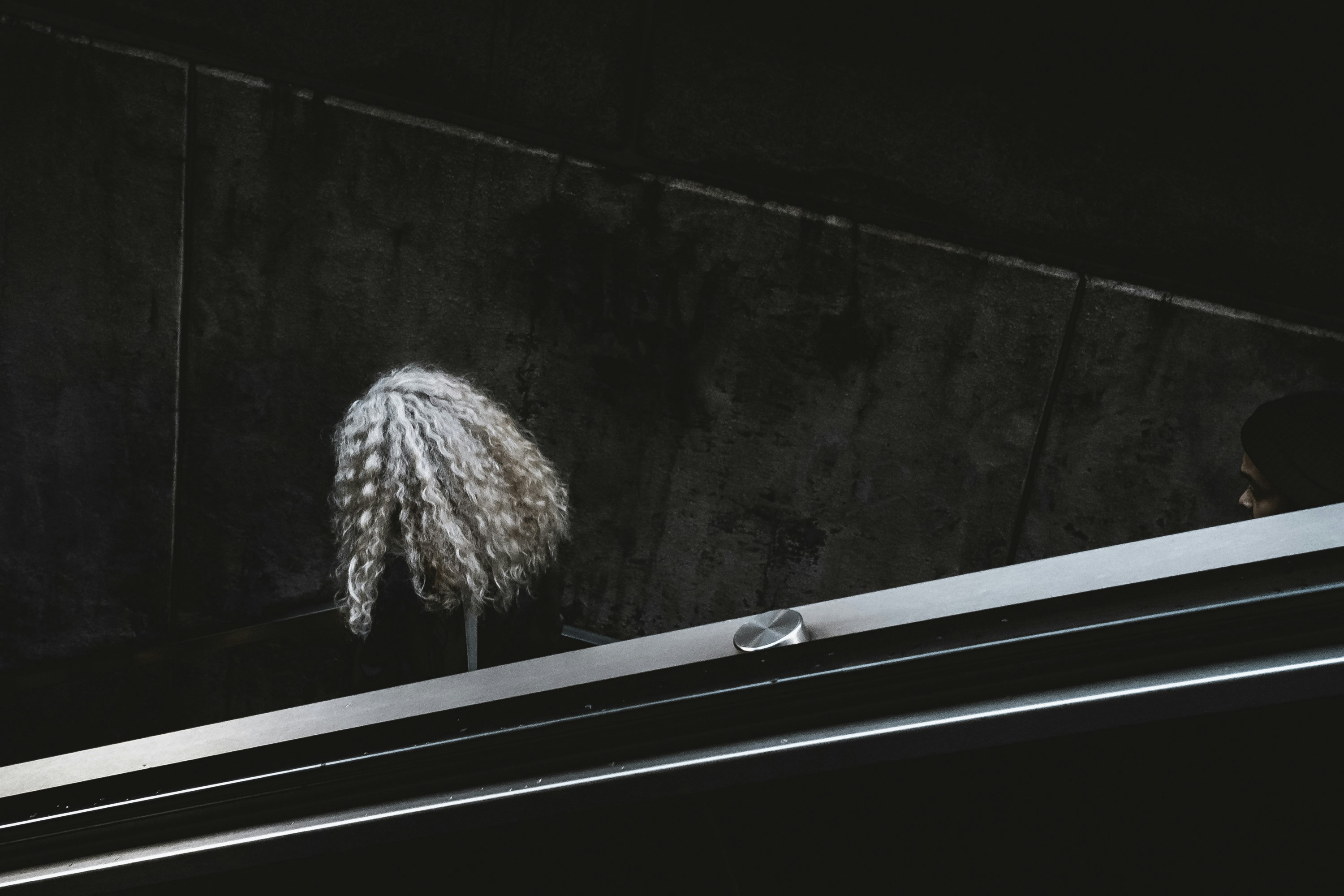 weiße und schwarze Metallstange