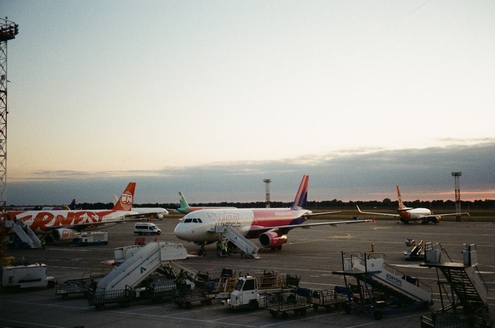 avião branco e azul no aeroporto durante o dia
